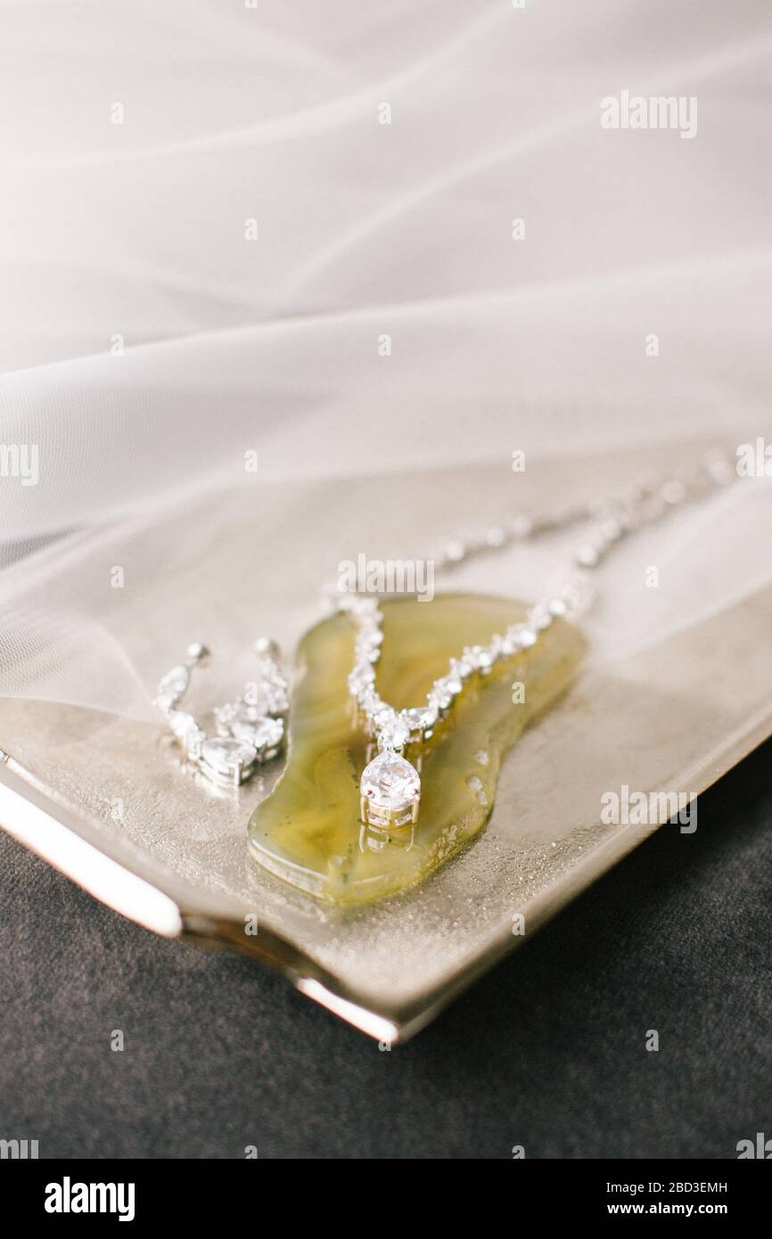Tablette und Rautenkette mit gelbem Edelstein. Stockfoto