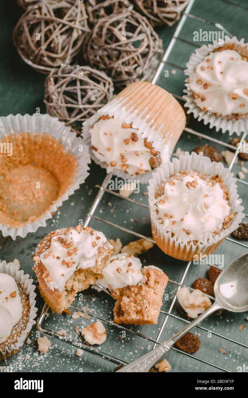 Hausgemachte Karotten Cupcakes mit Creme Cheese Frosting. Gemüse, Muffins. Stockfoto