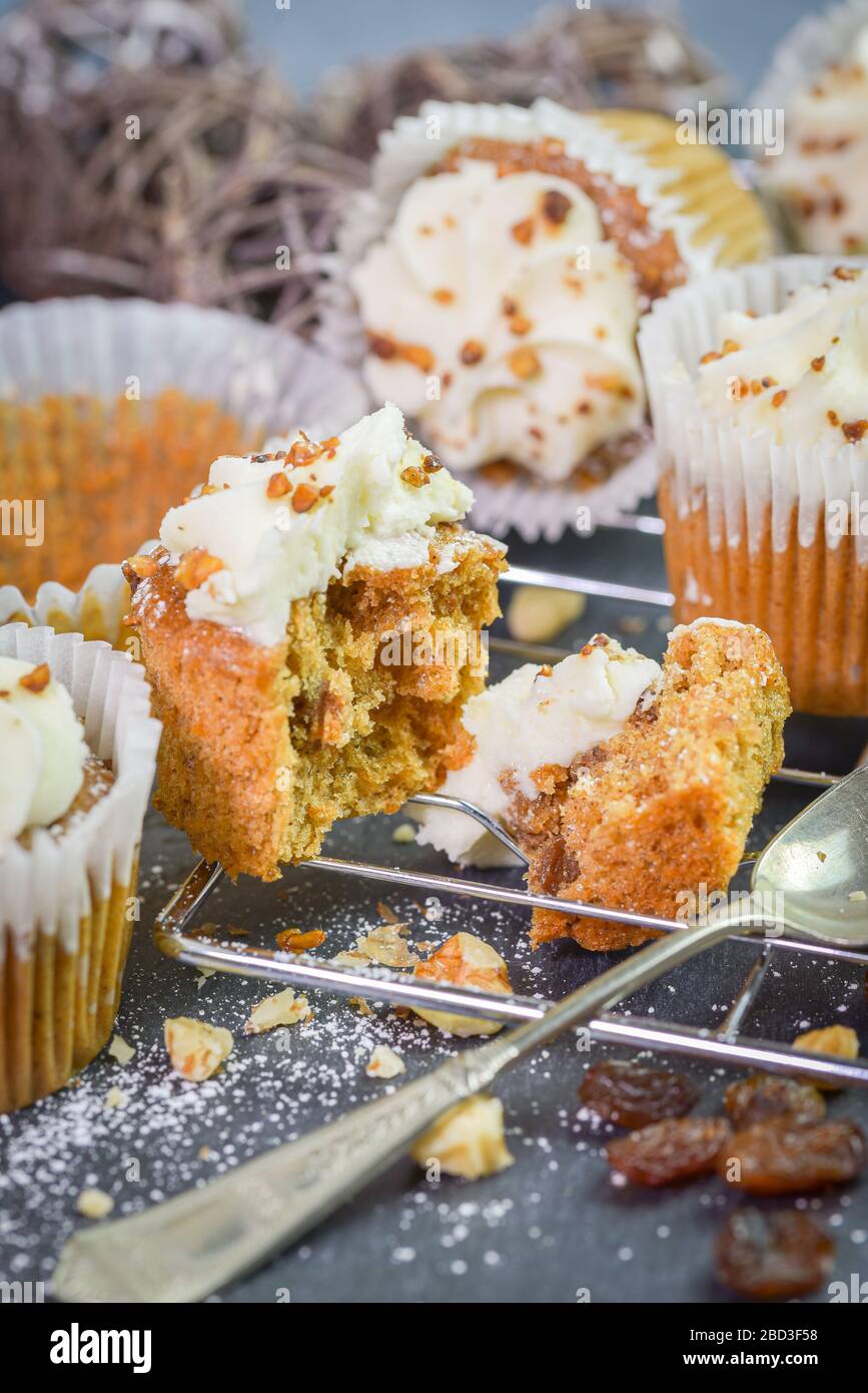 Hausgemachte Karotten Cupcakes mit Creme Cheese Frosting. Gemüse, Muffins. Stockfoto
