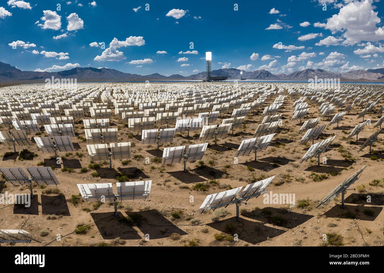 Ein massiver Solarbereich am Kraftwerk Ivanpah in der d Stockfoto