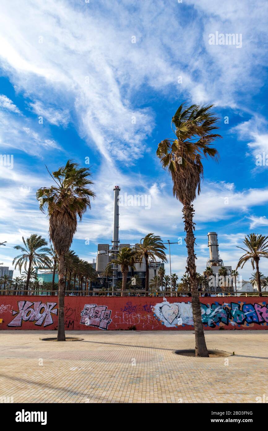 Fabriken, Palmen und Graffiti vor der Tür mitten in der Stadt Stockfoto