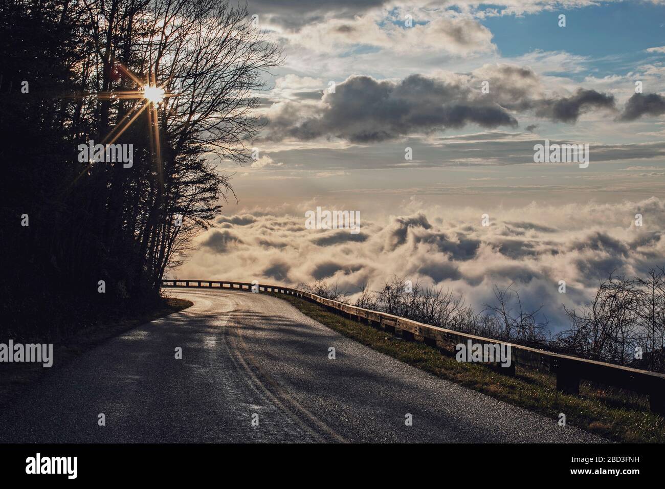 Blue Ridge Parkway dreht sich und dreht sich über den Wolken, Roanoke, Virgina Stockfoto