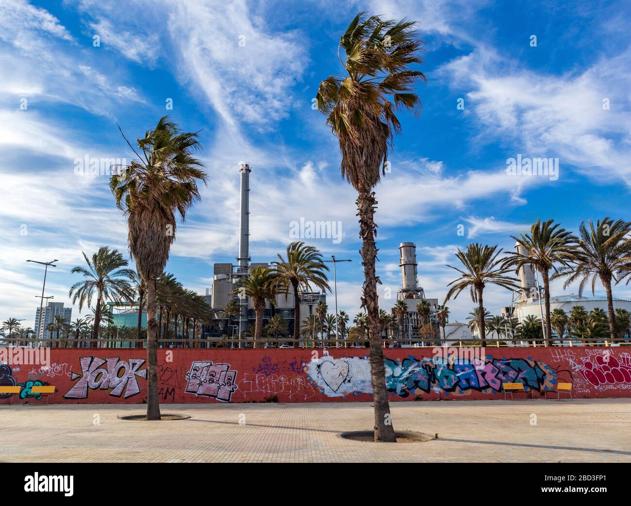 Fabriken, Palmen und Graffiti vor der Tür mitten in der Stadt Stockfoto