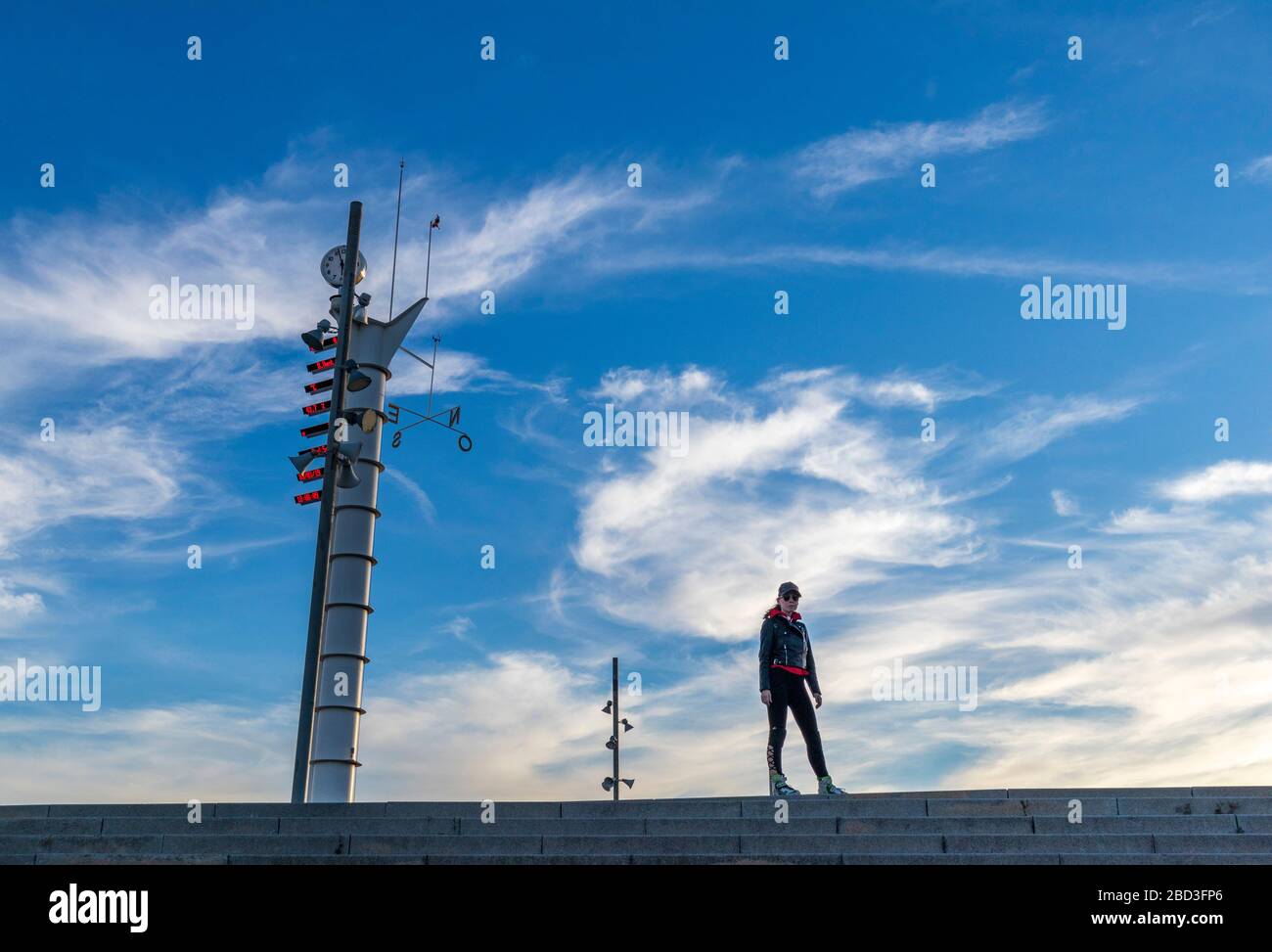 Blick auf den Horizont mit dem Uhrturm daneben mit schönem Himmel i Stockfoto