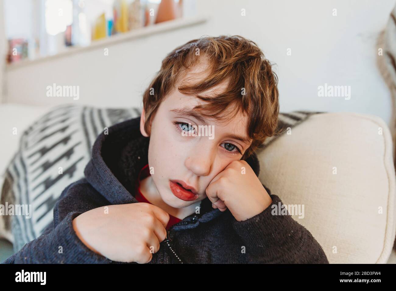 Porträt von trauriger Junge, der an Kälte oder Grippe leidet Stockfoto