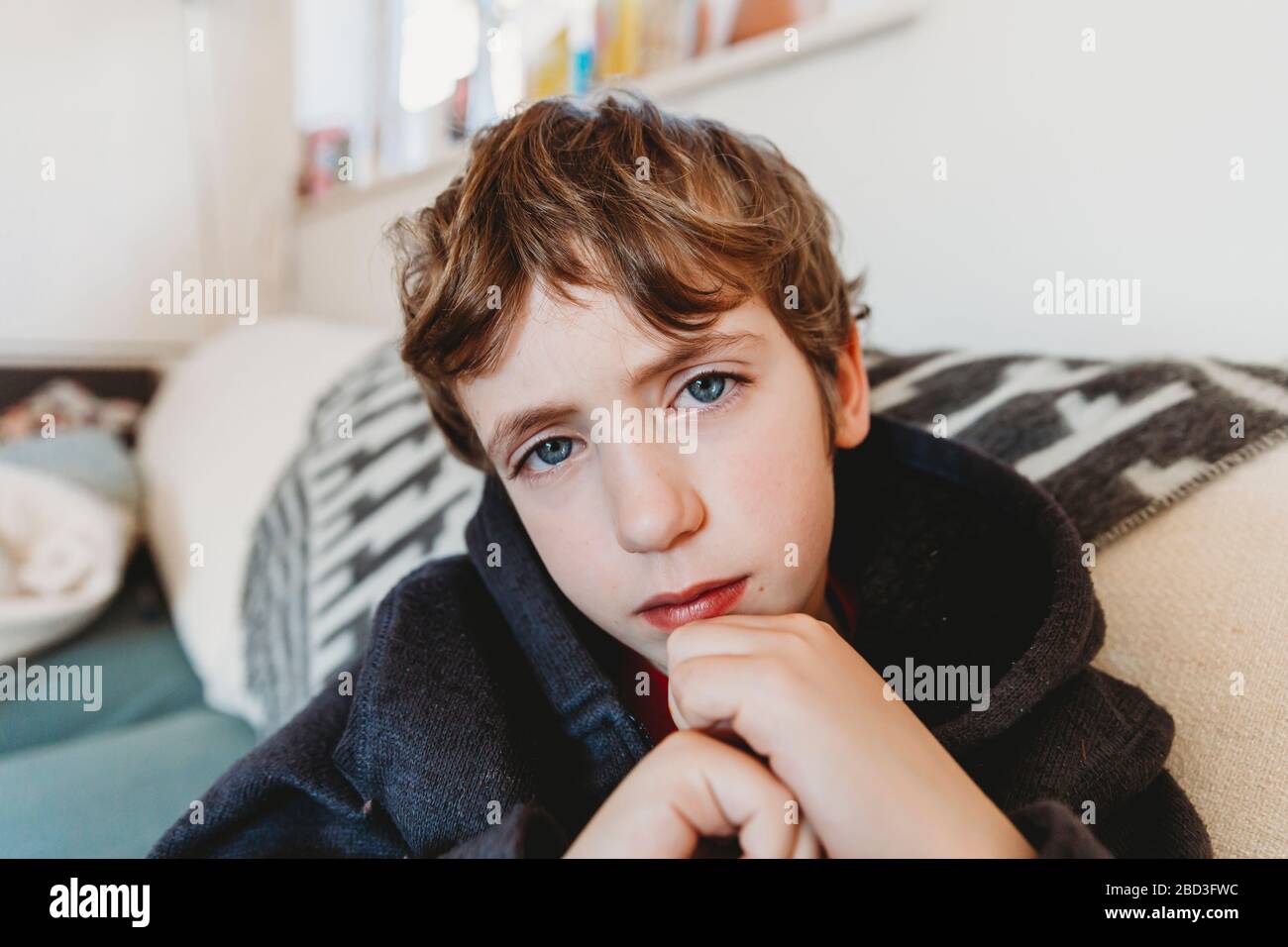 Porträt eines traurigen Jungen mit Erkältung oder Grippe Stockfoto
