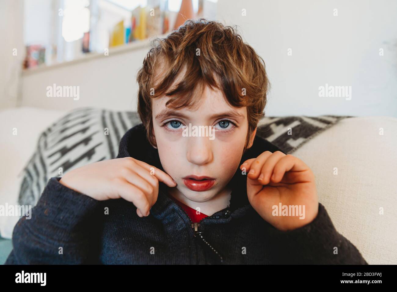 Porträt eines traurigen Jungen mit Erkältung oder Grippe Stockfoto