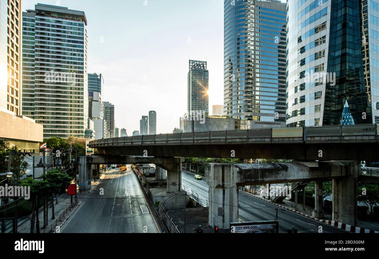 skytrain-Brücke am Bahnhof Chong Nonsi im Geschäftsviertel von Bangkok Stockfoto