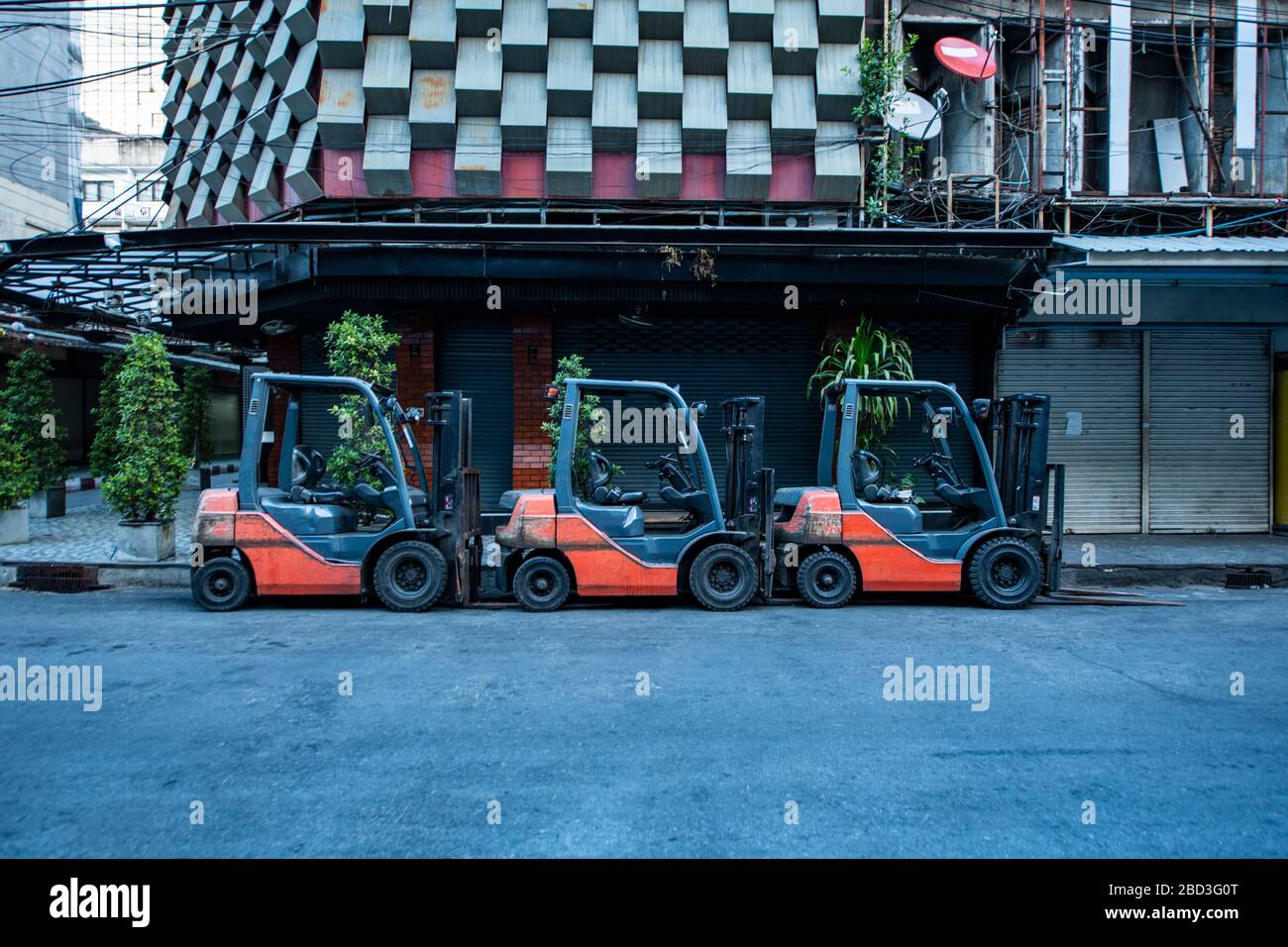 Gabelstapler auf leeren Straßen in der Patpong-Gegend von Bangkok geparkt Stockfoto Gabelstapler auf leeren Straßen in der Patpong-Gegend von Bangkok geparkt Stockfoto