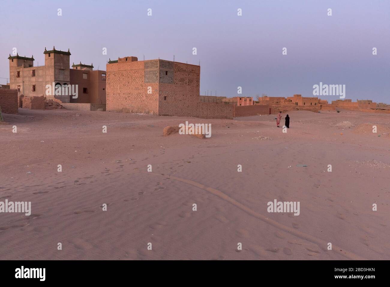 Blick auf M'Hamid El Ghizlane oder Lamhamid Ghozlane ist eine kleine Oasenstadt in der Provinz Zagora, Drâa-Tafilalet in Marokko, Afrika. Stockfoto