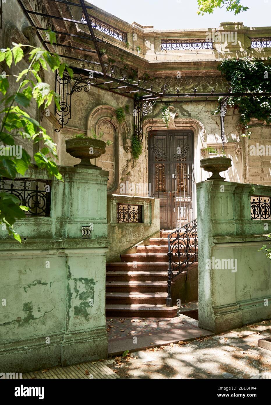 Elegante Villa in der Notwendigkeit der Restaurierung in Montevideo, Uruguay. Stockfoto