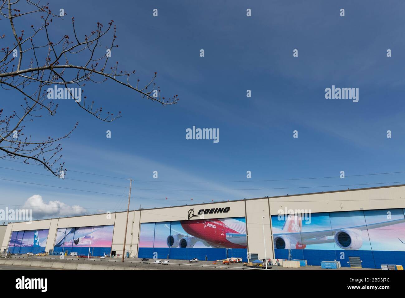 Die Boeing-Fabrik in Everett, Washington, sitzt am Montag, 6. April 2020 im Leerlauf. Boeing hat die vorübergehende Einstellung der Produktionsabläufe in allen Puget Sound-Gebieten und an den Standorten des Moses Lake bis auf weiteres verlängert. Stockfoto