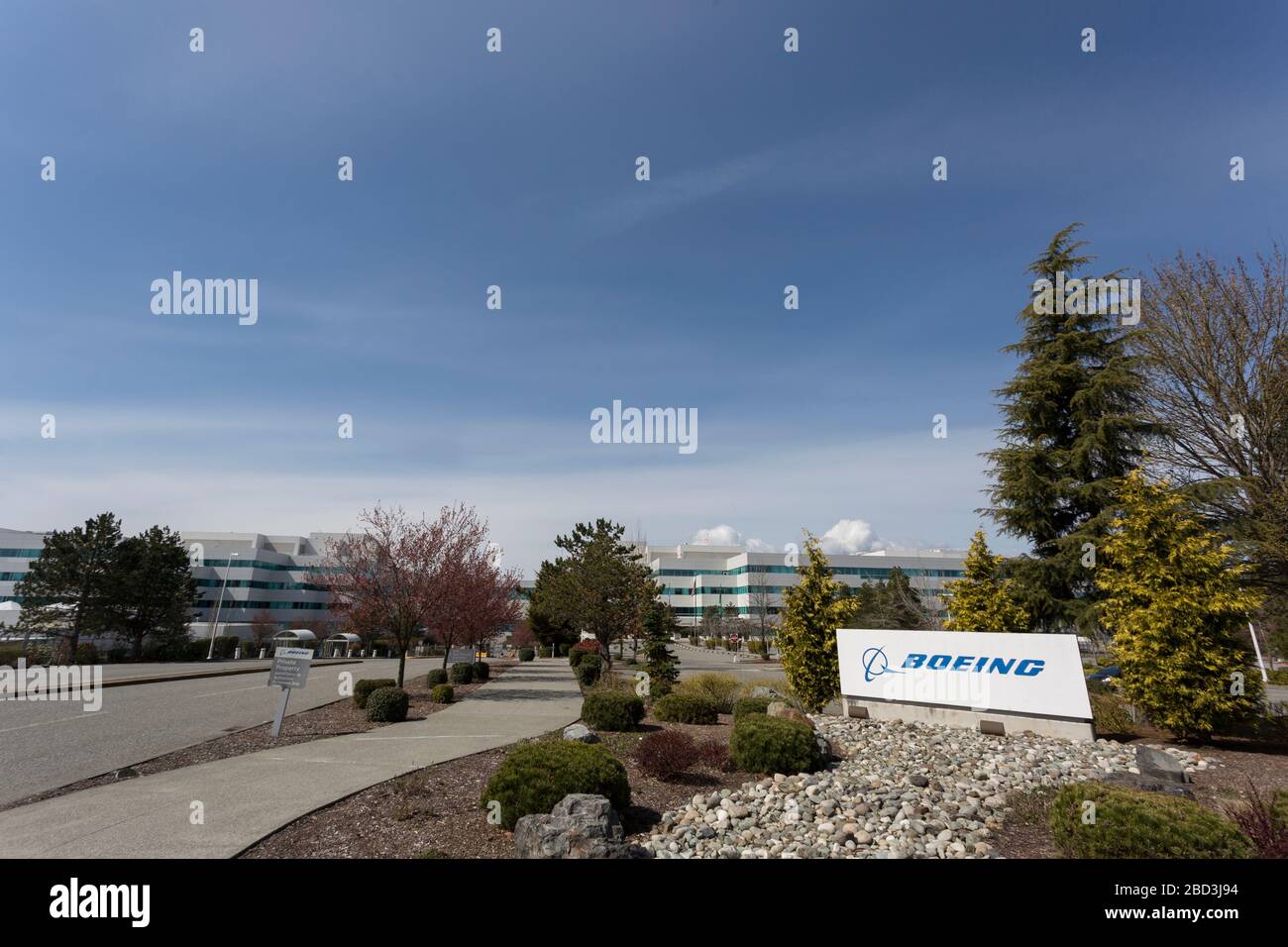 Das Osttor der Boeing-Fabrik bleibt am Montag, 6. April 2020, in Everett, Washington gesperrt. Boeing hat die vorübergehende Einstellung der Produktionsabläufe in allen Puget Sound-Gebieten und an den Standorten des Moses Lake bis auf weiteres verlängert. Stockfoto
