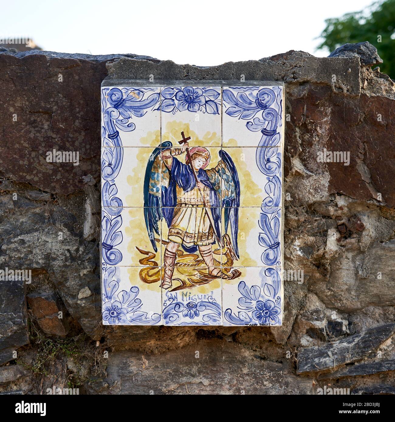 Wandtafel des heiligen Michael, der den Drachen in Colonia del Sacramento, Uruguay, erschlef. Stockfoto
