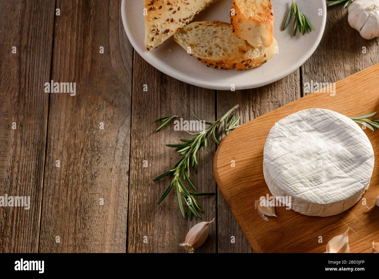 Zutaten auf einem rustikalen Holztisch. Herzhafte Sandwiches zubereiten Stockfoto