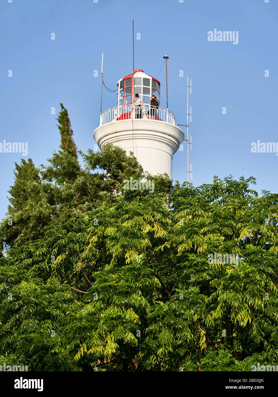 Spitze des Leuchtturms mit Bäumen in Colonia del Sacramento, Uruguay. Stockfoto