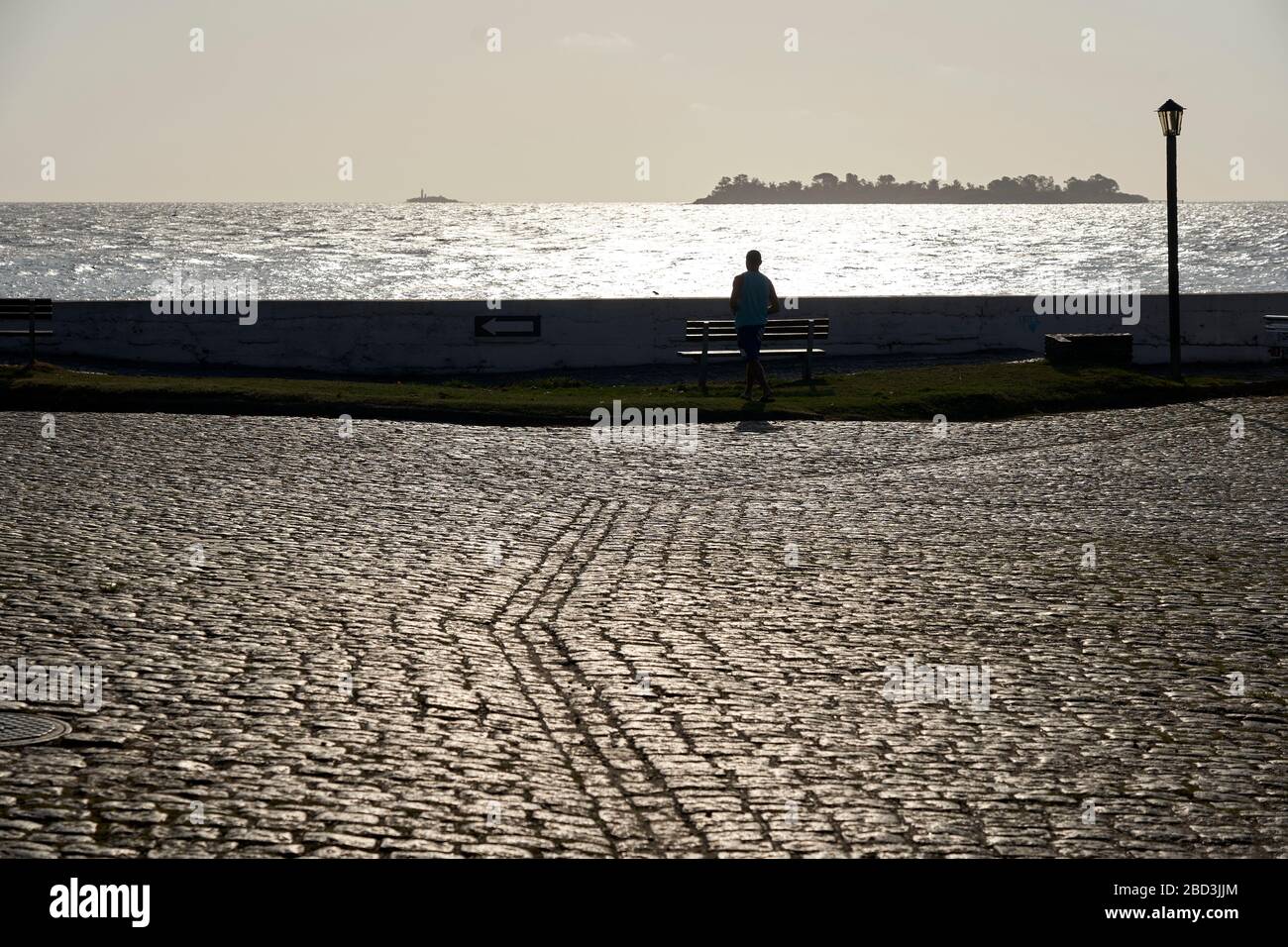 Silhouette gegen River Plate Sonnenuntergang von Colonia del Sacramento, Uruguay. Stockfoto