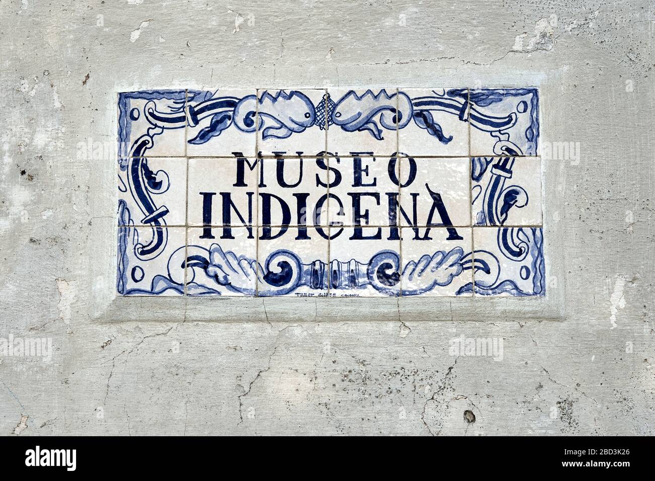 'Museo Indigena' Keramikfliesen an der Wand in Colonia del Sacramento, Uruguay. Stockfoto