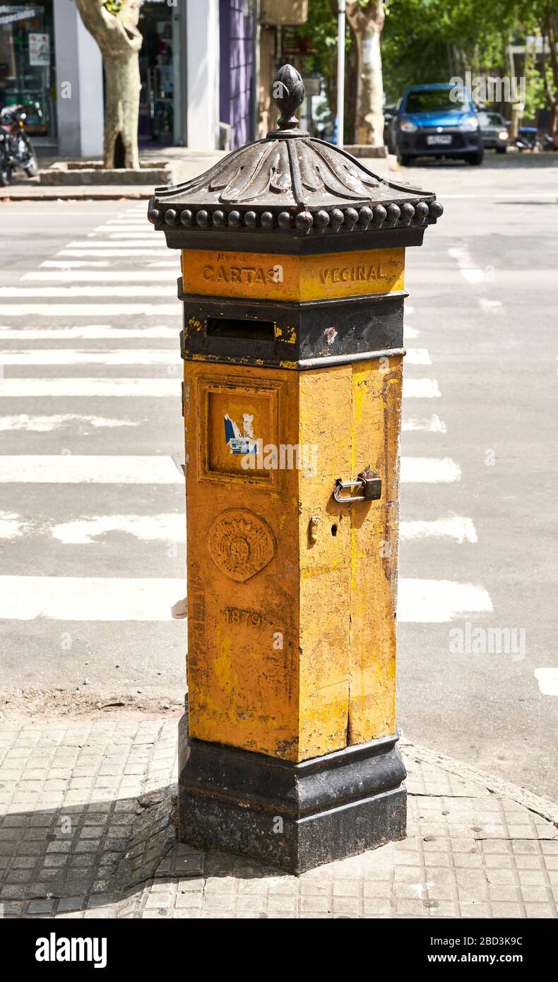 Alte gelbe Briefkasten in Colonia del Sacramento, Uruguay. Stockfoto