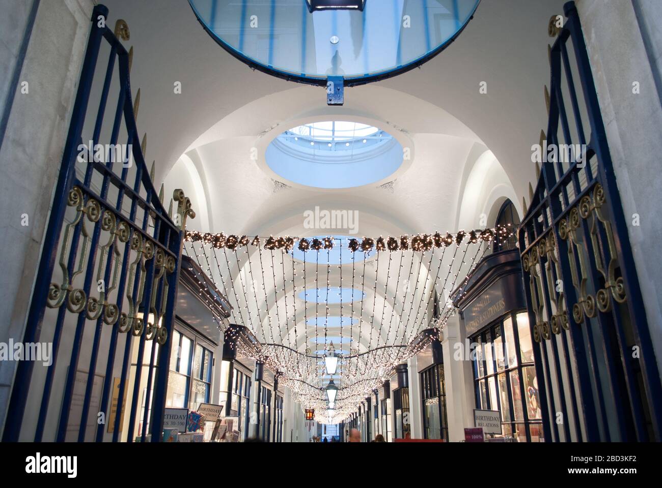 Weihnachtsdekoration Einzelhandel Geschäfte Arcade Royal Opera Arcade, St James's, London SW1Y 4UY Entworfen von John Nash Royal Opera House Stockfoto