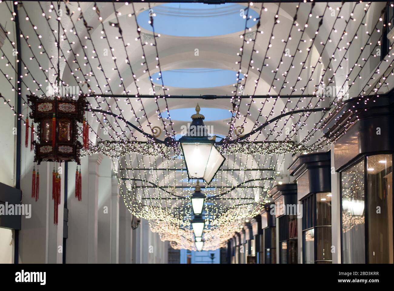 Weihnachtsdekoration Einzelhandel Geschäfte Arcade Royal Opera Arcade, St James's, London SW1Y 4UY Entworfen von John Nash Royal Opera House Stockfoto