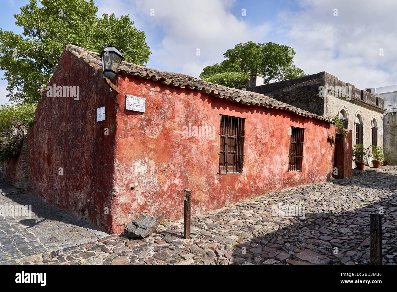 Altes Lagerhaus an der Ecke der gepflasterten Straße in Colonia del Sacramento, Uruguay. Stockfoto