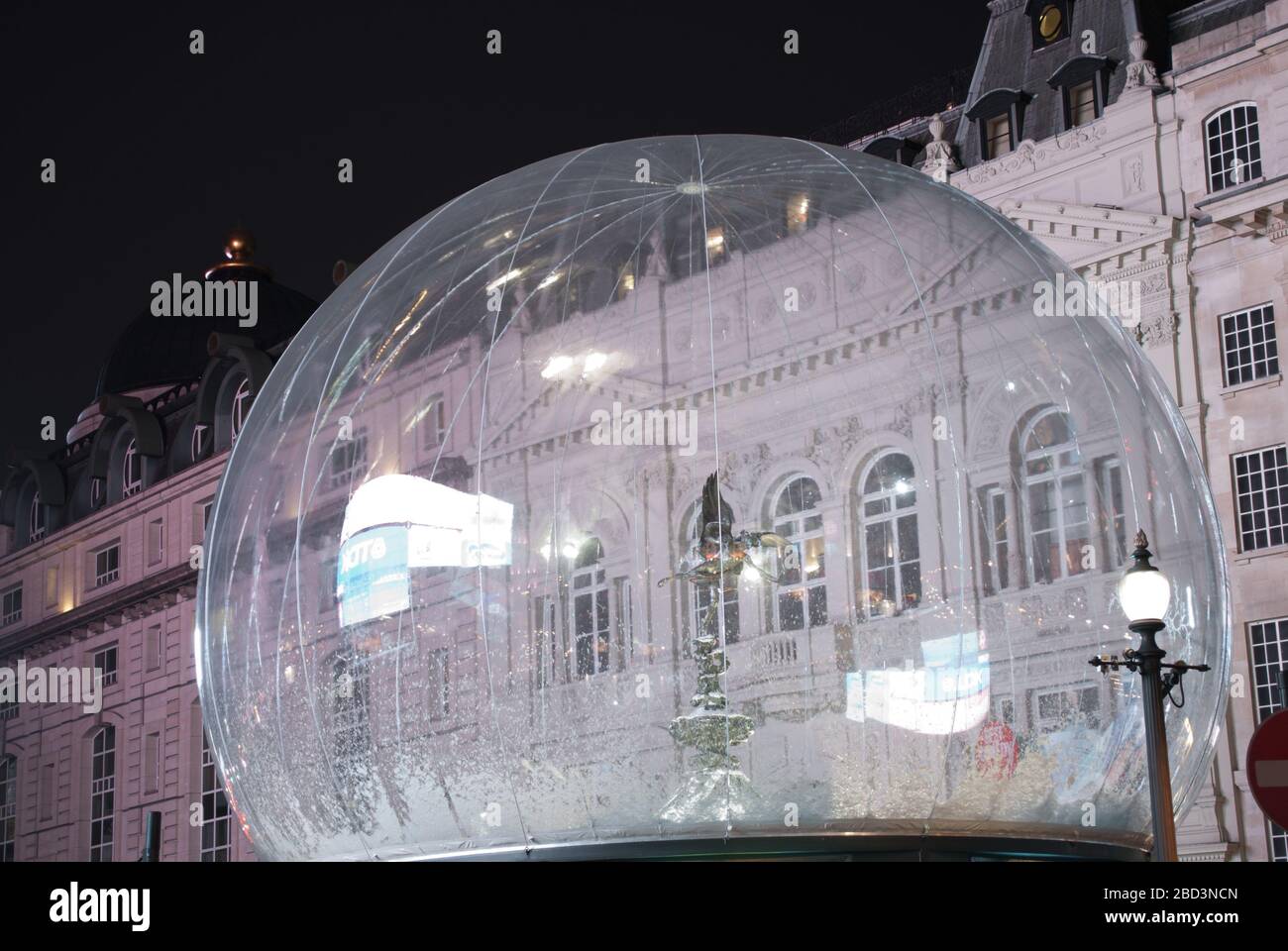 Installation von Snow Globe auf dem Anteros Eros Shaftesbury Memorial Fountain von Archigen Landrell Wildstone am Piccadilly Circus, London, W1 Stockfoto