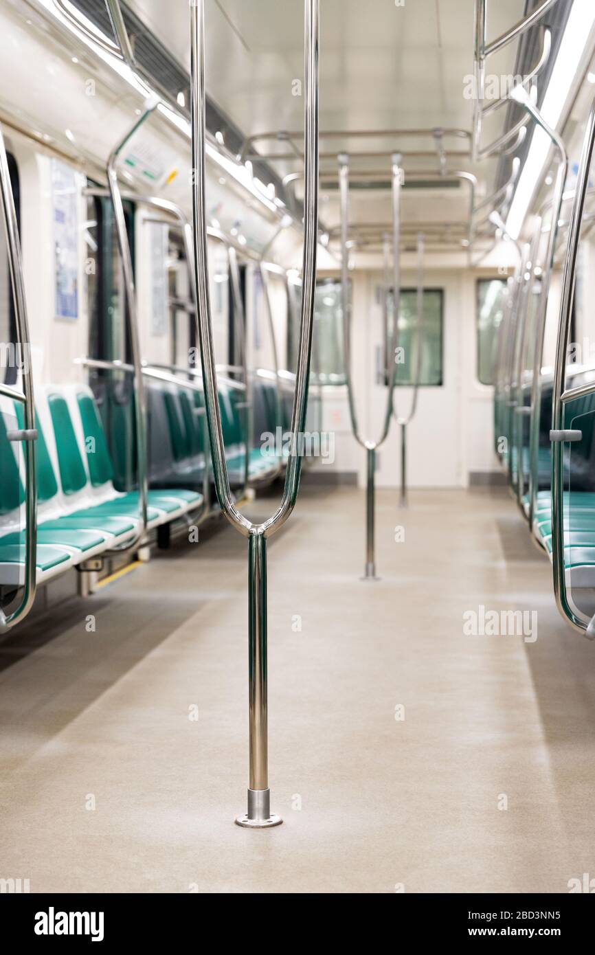 Freie Zugplätze der U-Bahn St. Petersburg während der Coronavirus Pandemie. Viruseffekte in Russland im öffentlichen Verkehr. Starke Abnahme der Passen Stockfoto