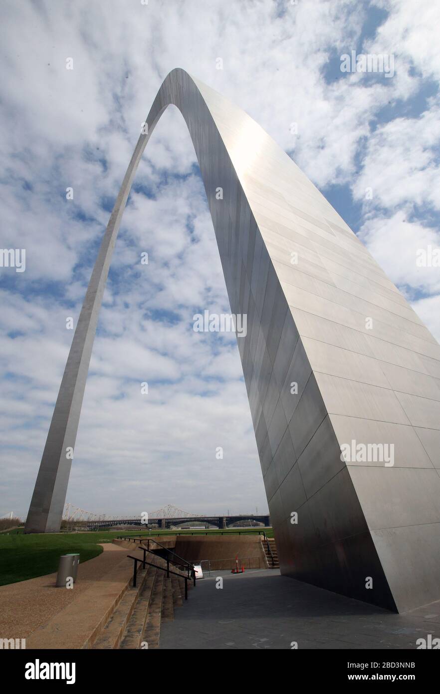 St. Louis, Vereinigte Staaten. April 2020. Das Gateway Arch Gelände ist am ersten Wochentag des Aufenthalts in Home Orders, am Montag, den 6. April 2020, in St. Louis leer. Missouri Reg. Mike Parson erließ am 3. April 2020 einen landesweiten Aufenthaltsbefehl, um die Ausbreitung des Coronavirus zu verlangsamen. Der Auftrag wird bis Freitag, 24. April 2020, gültig bleiben. Foto von Bill Greenblatt/UPI Credit: UPI/Alamy Live News Stockfoto