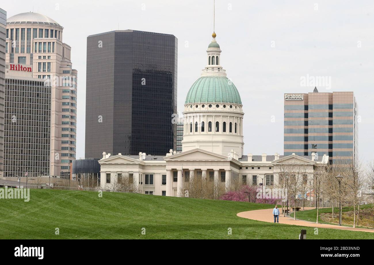St. Louis, Vereinigte Staaten. April 2020. Das Gateway Arch Gelände in der Nähe des alten Courthouse ist am ersten Wochentag des Aufenthalts bei Home Orders in St. Louis am Montag, 6. April 2020, praktisch leer. Missouri Reg. Mike Parson erließ am 3. April 2020 einen landesweiten Aufenthaltsbefehl, um die Ausbreitung des Coronavirus zu verlangsamen. Der Auftrag wird bis Freitag, 24. April 2020, gültig bleiben. Foto von Bill Greenblatt/UPI Credit: UPI/Alamy Live News Stockfoto