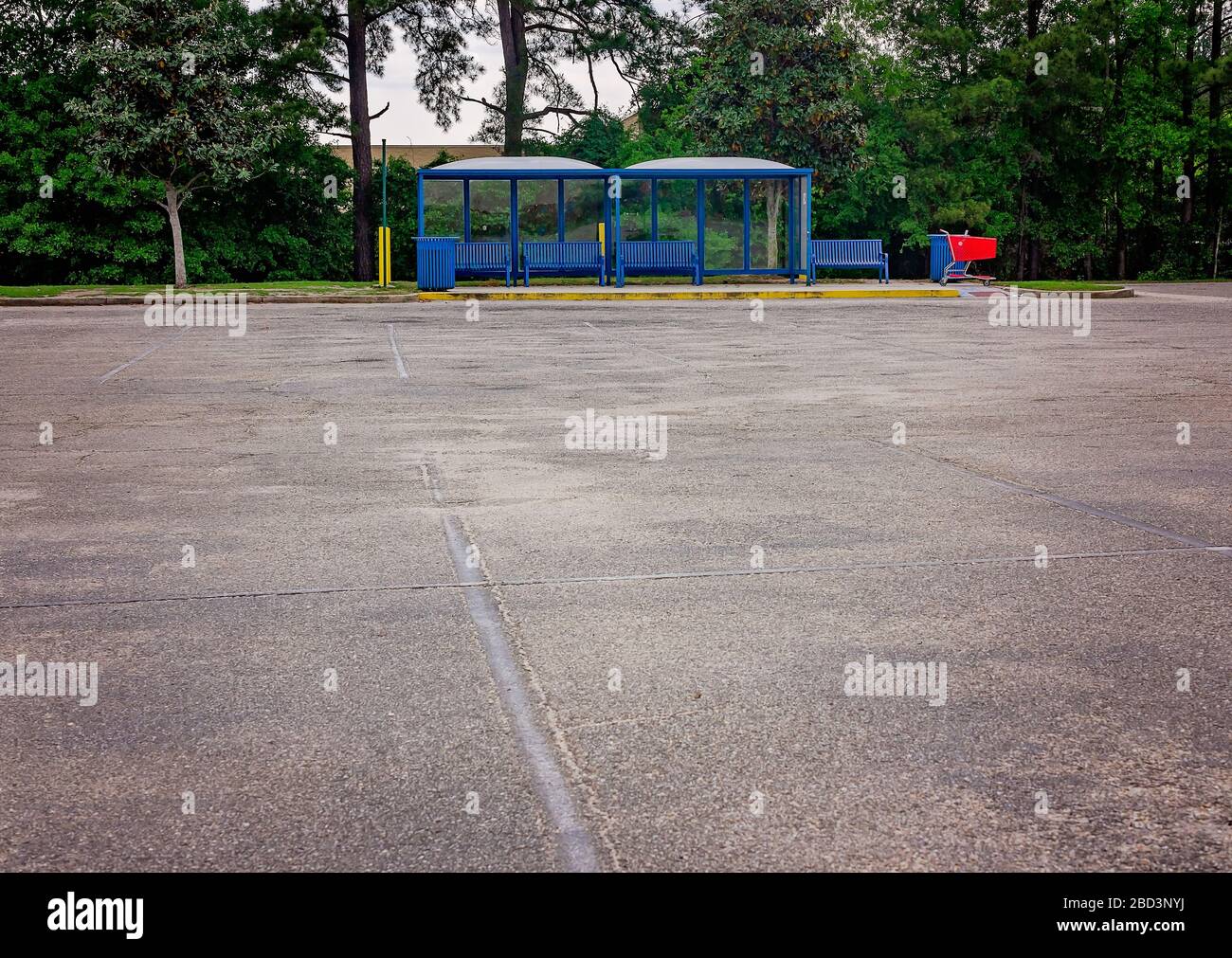 Der Parkplatz und die Bushaltestelle an der Bel Air Mall sind während der COVID-19-Pandemie, 29. März 2020, in Mobile, Alabama verlassen. Stockfoto