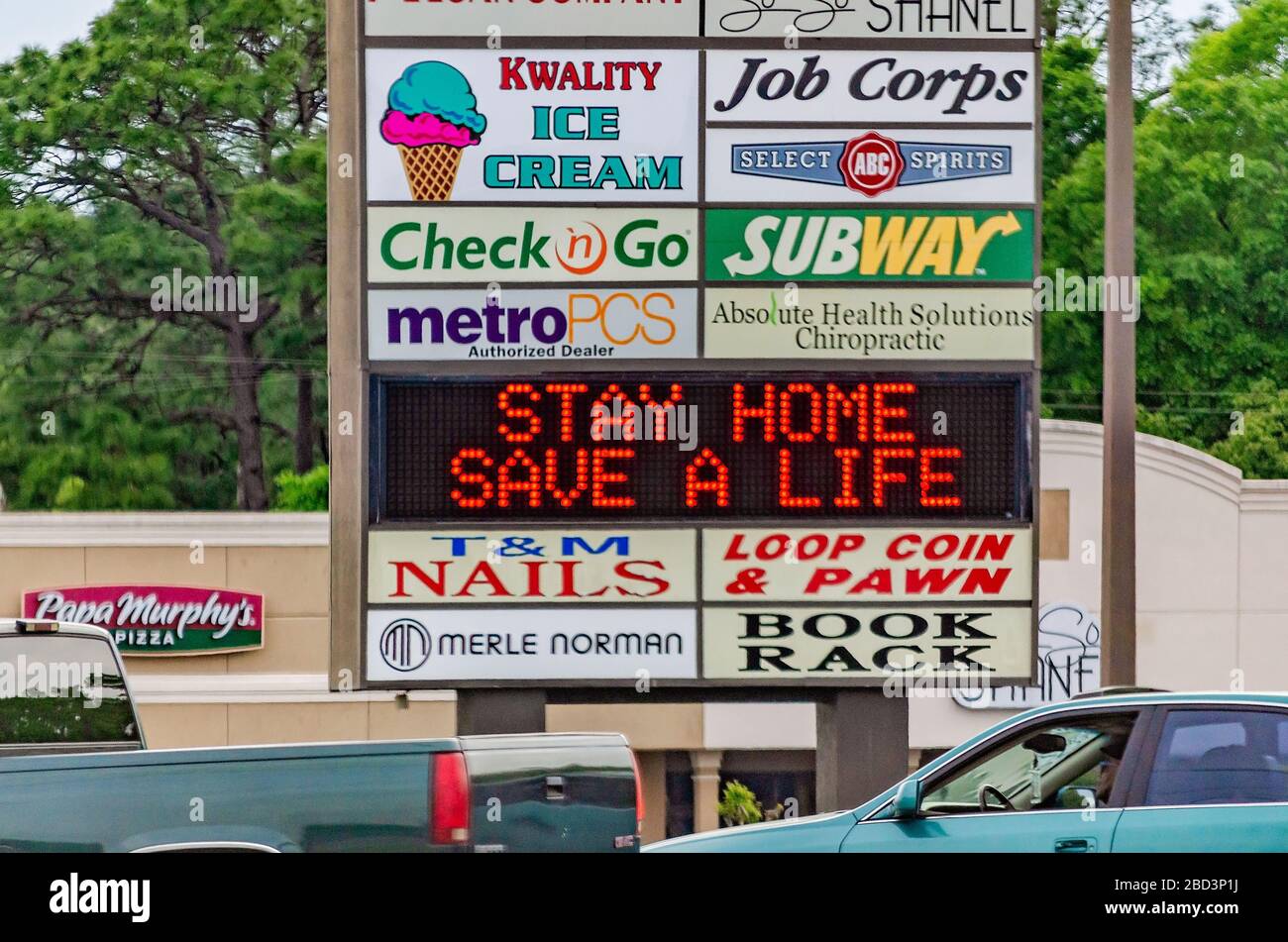 Ein elektronisches Schild im Skyland Shopping Center ermutigt Autofahrer, während der COVID-19-Pandemie am 4. April 2020 in Mobile, Alabama zu Hause zu bleiben. Stockfoto