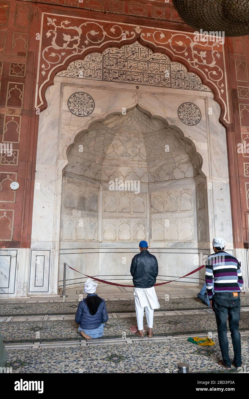 DELHI, INDIEN - 11. MÄRZ 2019: muslimische Männer beten in der jama Masjid Moschee in alt-delhi Stockfoto