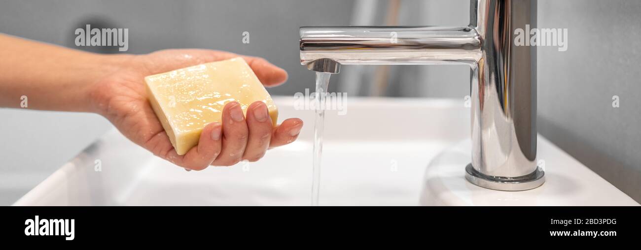 Corona Virus waschen Hände mit Seifenleiste zu Hause COVID-19 Prävention. Handhygiene für den Ausbruch von Coronavirus. Schutz durch Handwäsche Panorama-Bannerleiste. Stockfoto