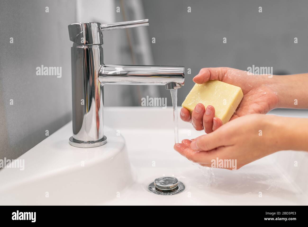 Waschen der Hände mit Seife für 20 Sekunden Handhygiene Frau mit Seifenhalter für die Vorbeugung gegen Corona-Viren COVID-19, um die Ausbreitung von Coronavirus zu stoppen. Stockfoto