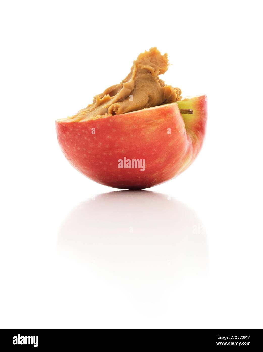 Isolierter Geschnittener Apfel Mit Peanut-Butter. Stockfoto