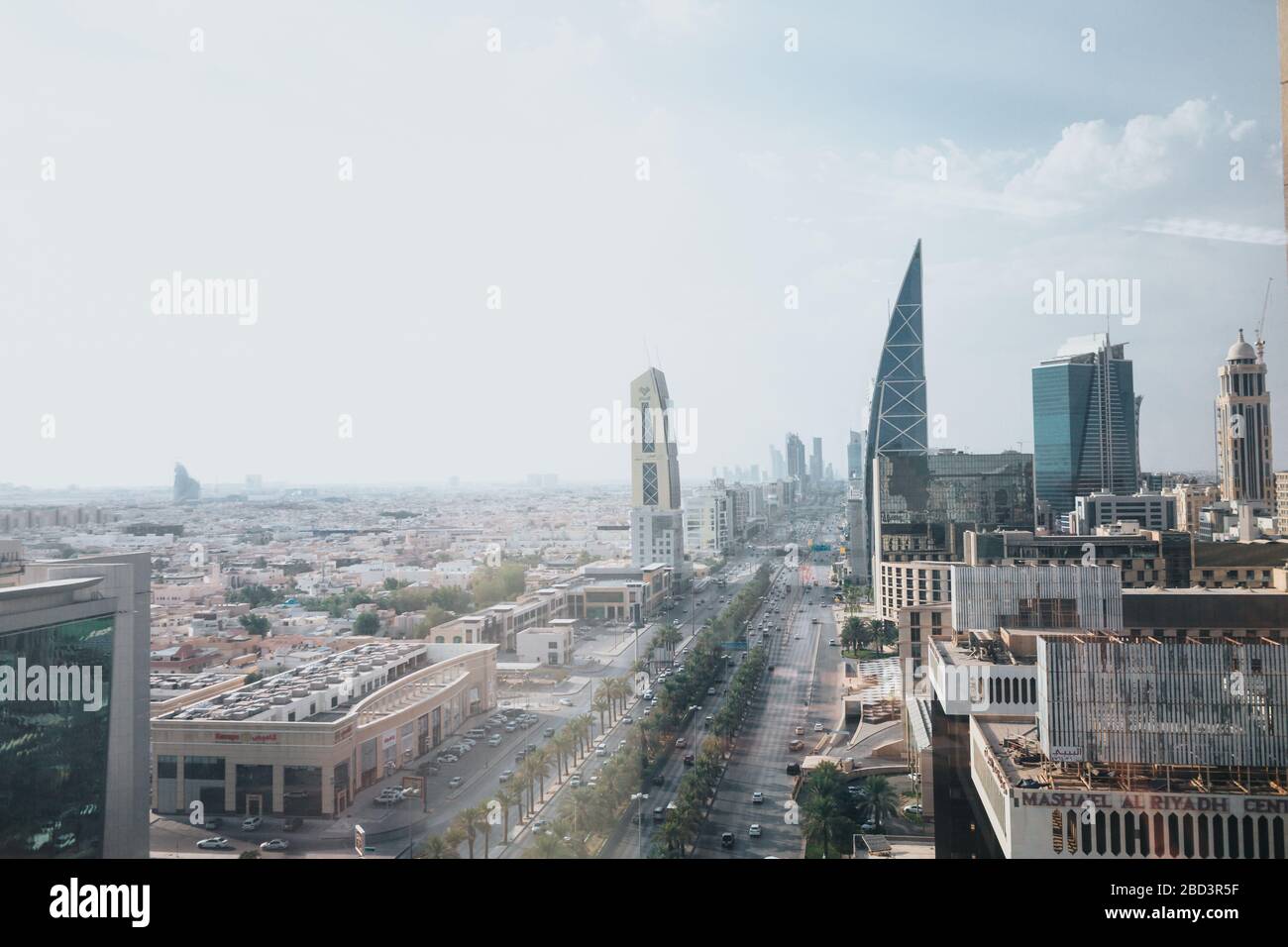 Blick auf die Skyline von Riad in Richtung King Abdullah Financial District Fin nebeligen bewölkten Tag Stockfoto