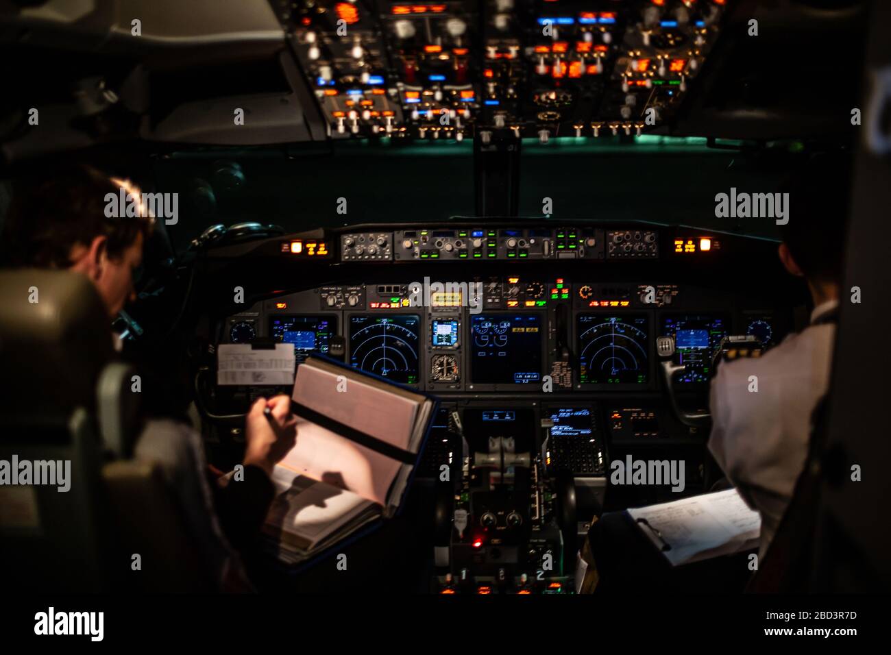 Kiew / Kiew / Ukraine - Dezember 2019: Piloten im Flugzeug am Werk. Blick ins Cockpit. Fluginstrumente und -Ausrüstung. Flugdeck des Flugzeugs. Ansicht von Stockfoto