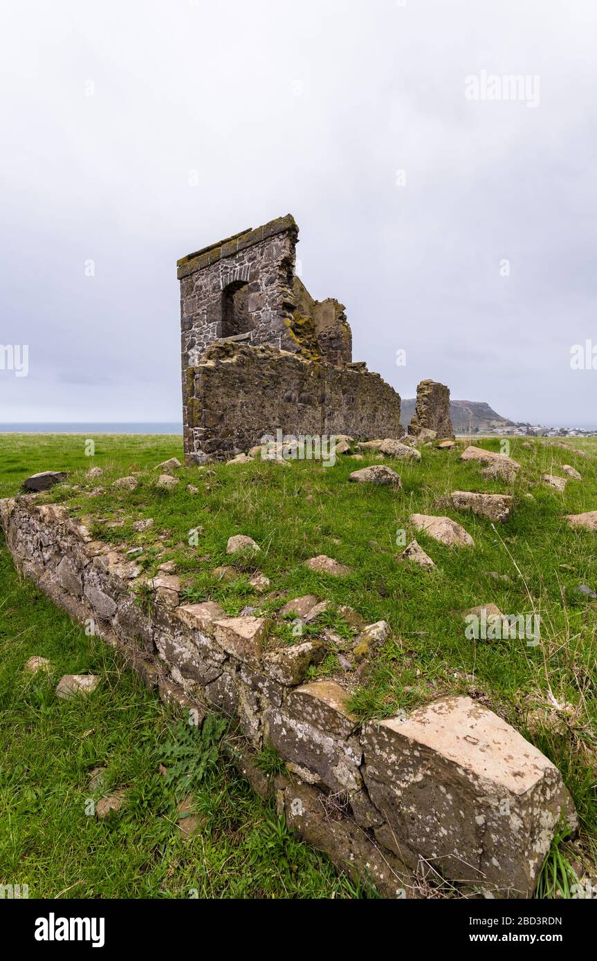 Alte Steinruinen von Highfield Village in der Stadt Stanley in Tasmanien aus niedriger Perspektive auf einem grasbewachsenen Hügel Stockfoto