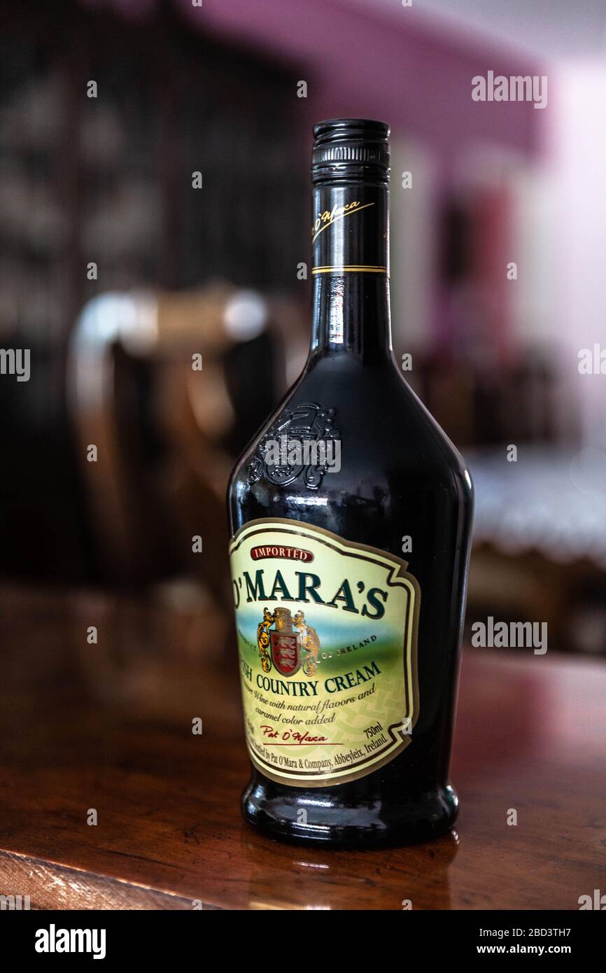 Eine Glasflasche von O'maras Cremelikör. Stockfoto