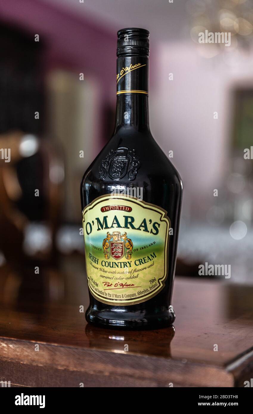 Eine Glasflasche von O'maras Cremelikör. Stockfoto