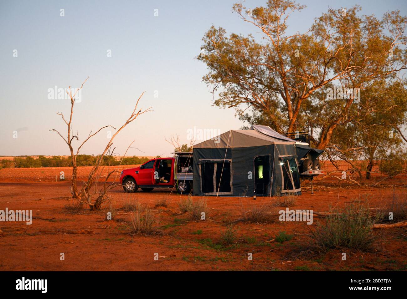 Erkunden Sie das Outback Australiens. Camping im Sturt Nationalpark. Stockfoto