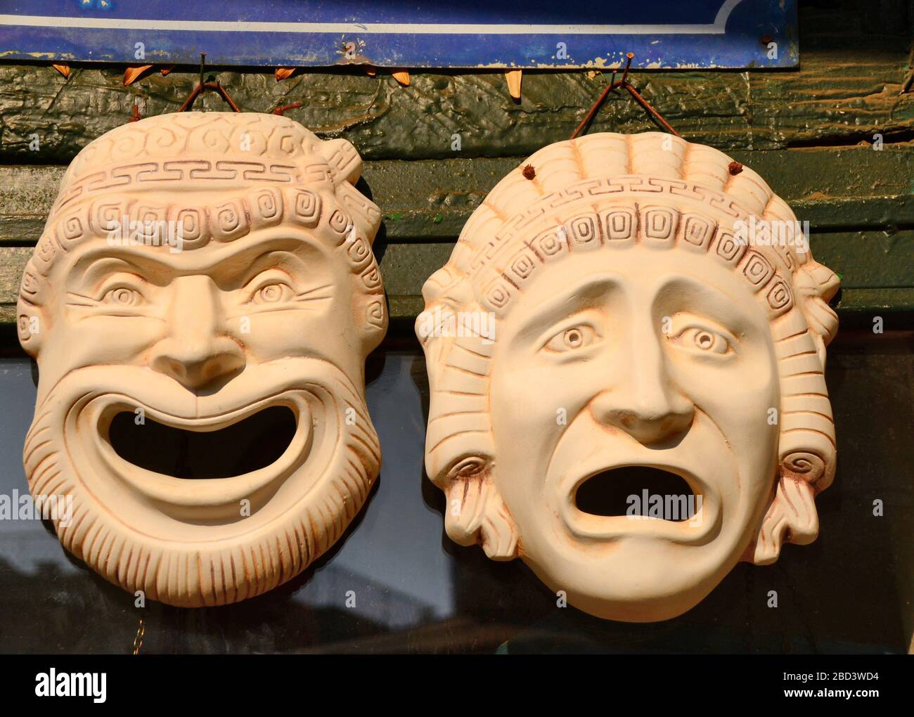 Moderne Kopien tragischer und komischer Masken von Theaterstücken aus dem alten klassischen griechenland. Stockfoto