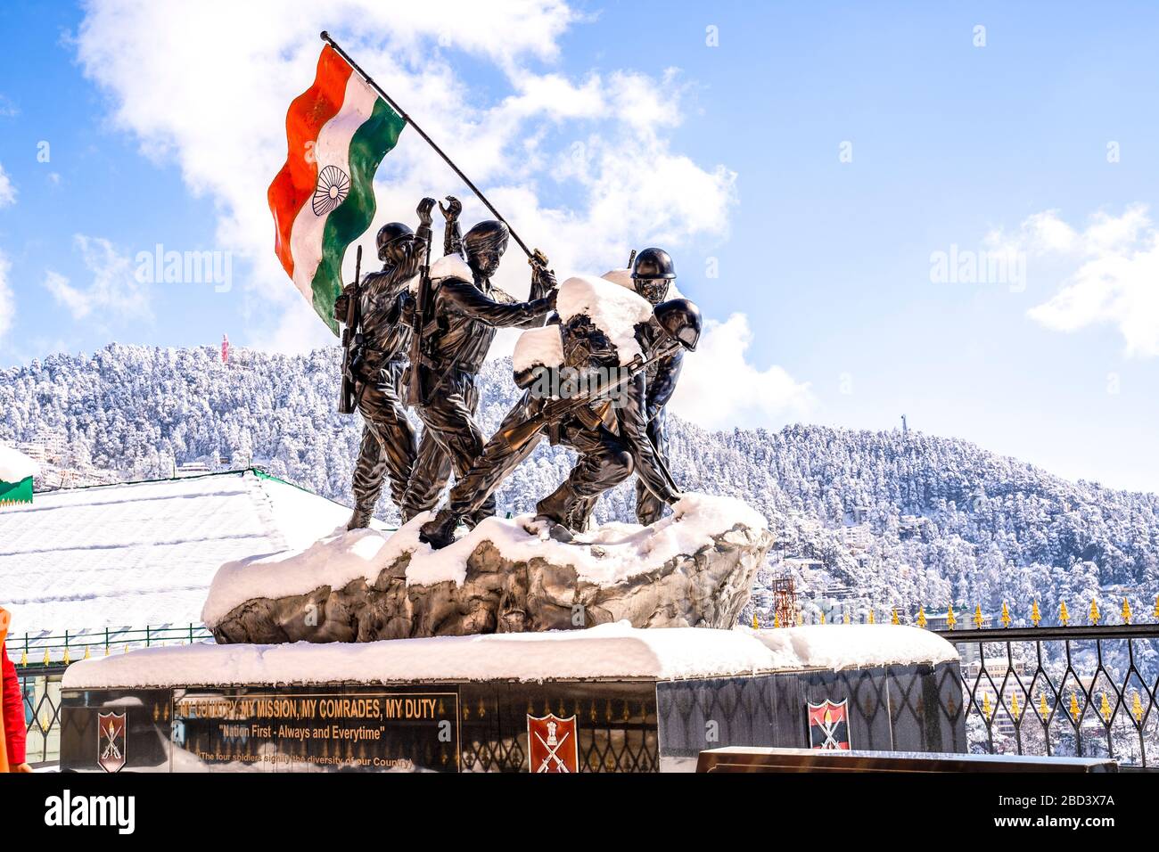 Silhouette der indischen Armee Statue und Indien Flagge Denkmal während der Dämmerung in Shimla, Himachal Pradesh, Indien... Stockfoto