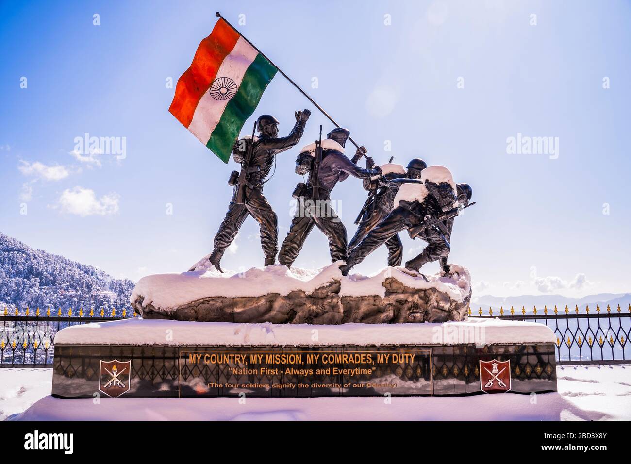 Silhouette der indischen Armee Statue und Indien Flagge Denkmal während der Dämmerung in Shimla, Himachal Pradesh, Indien... Stockfoto