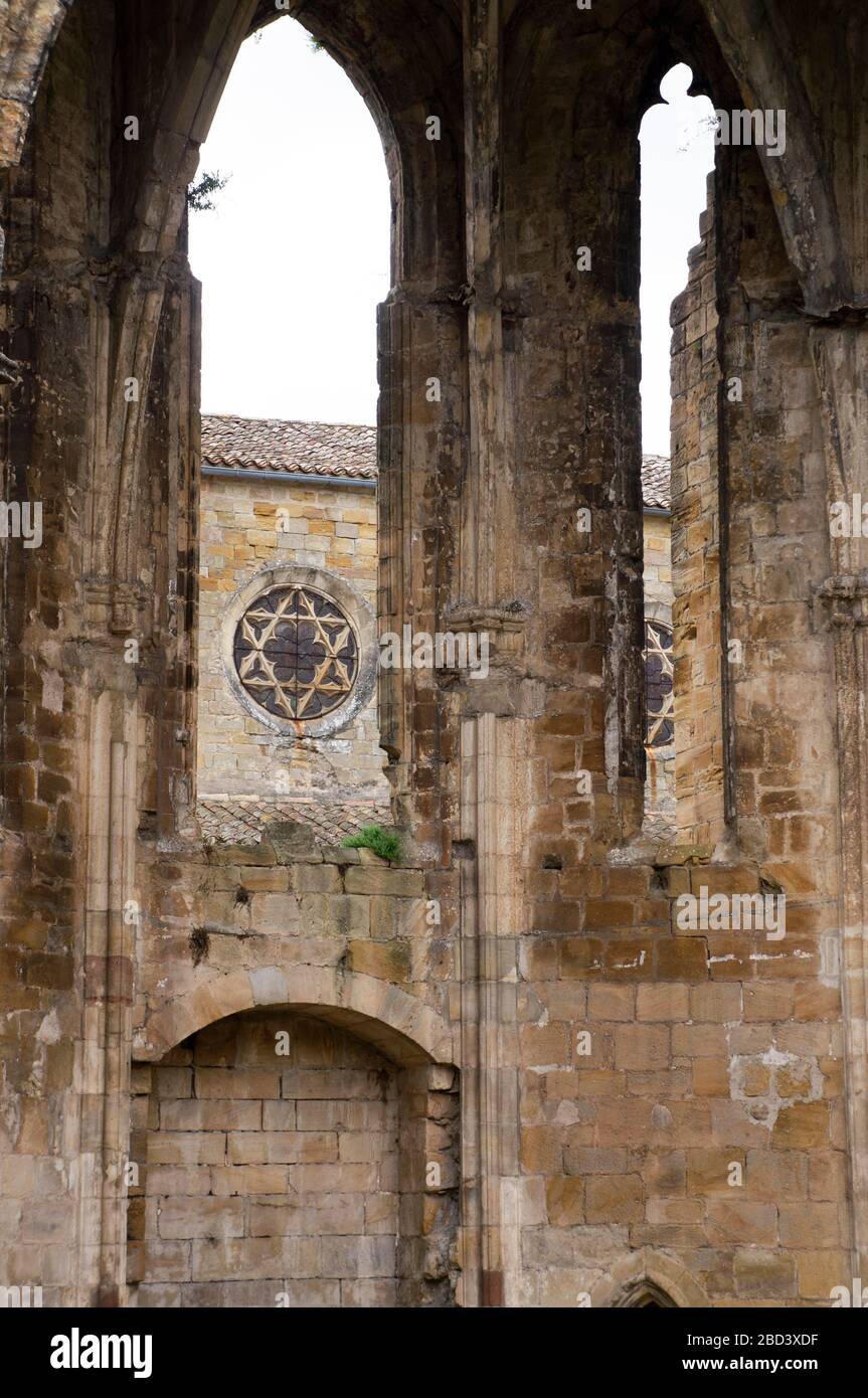Ruinen der zerfallenden alten Abtei in Alet-les-Bains, Departement Aude, Frankreich Stockfoto