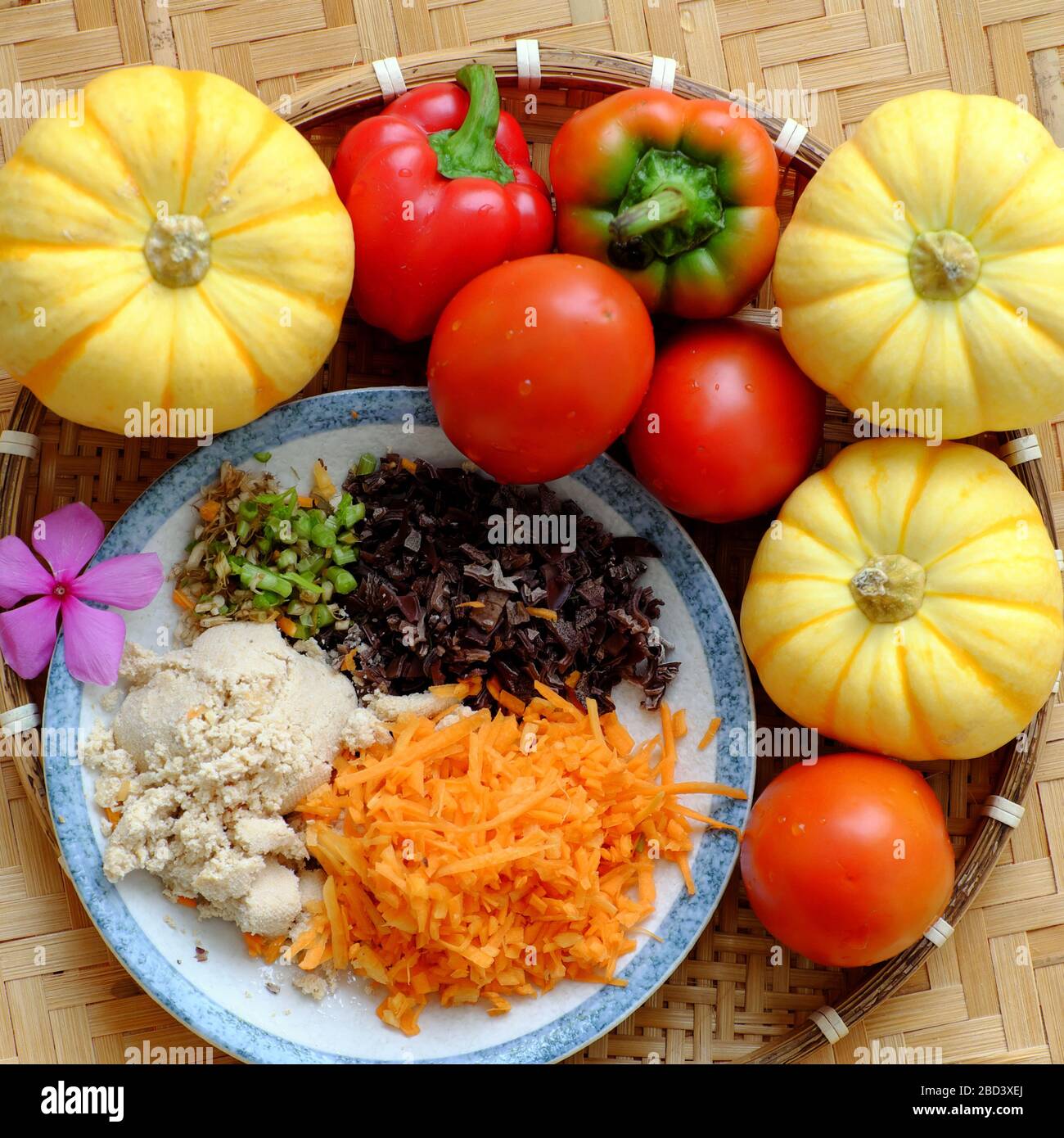 Vietnamesische Küche für vegetarisches, hausgemachtes veganes gegrilltes Gemüse aus roter Tomate, Paprika, gelber Kürbis gefüllt mit Sojabohne und Pilzen Stockfoto