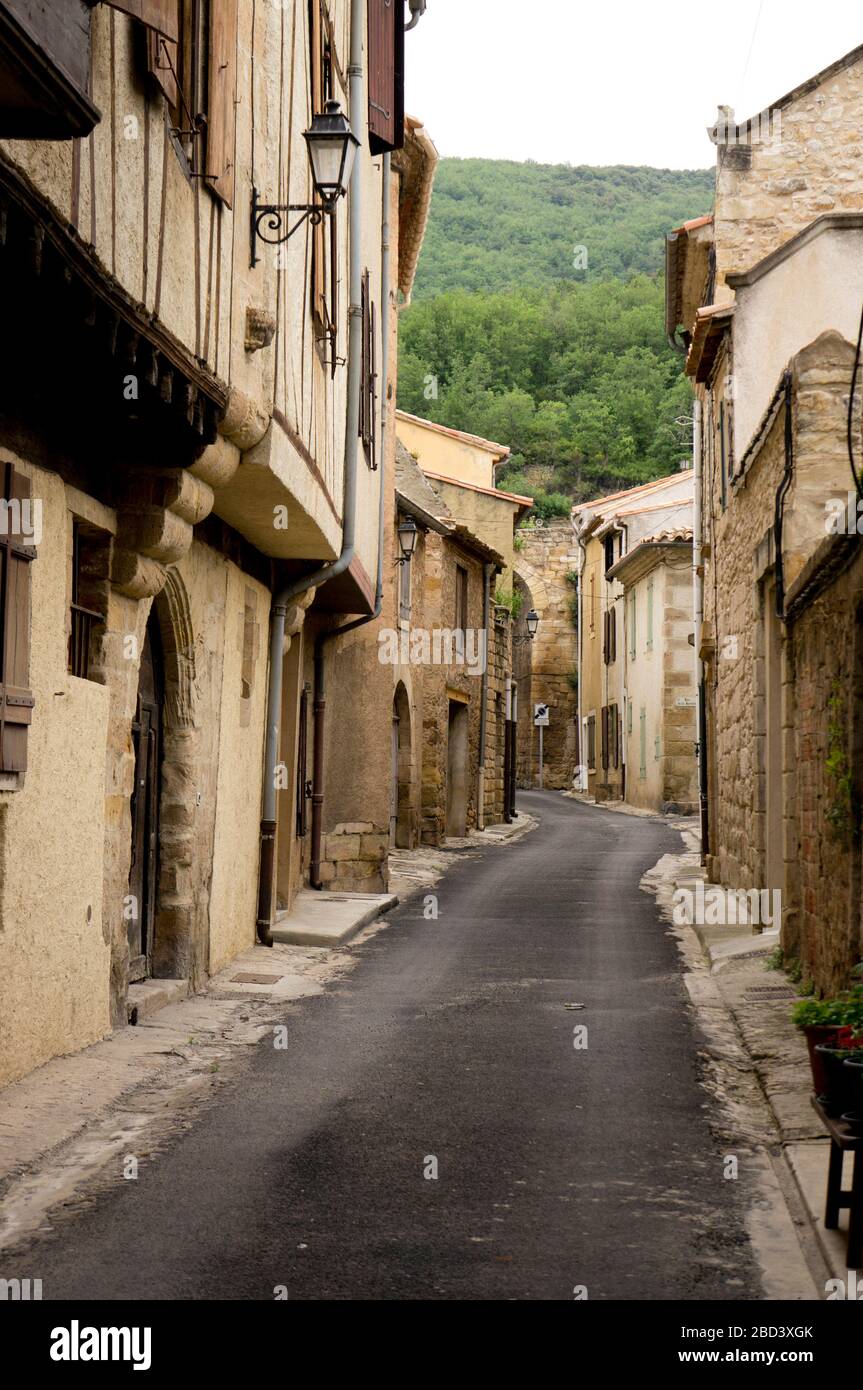 Enge Gassen des historischen Dorfes Alet-les-Bains, Frankreich Stockfoto