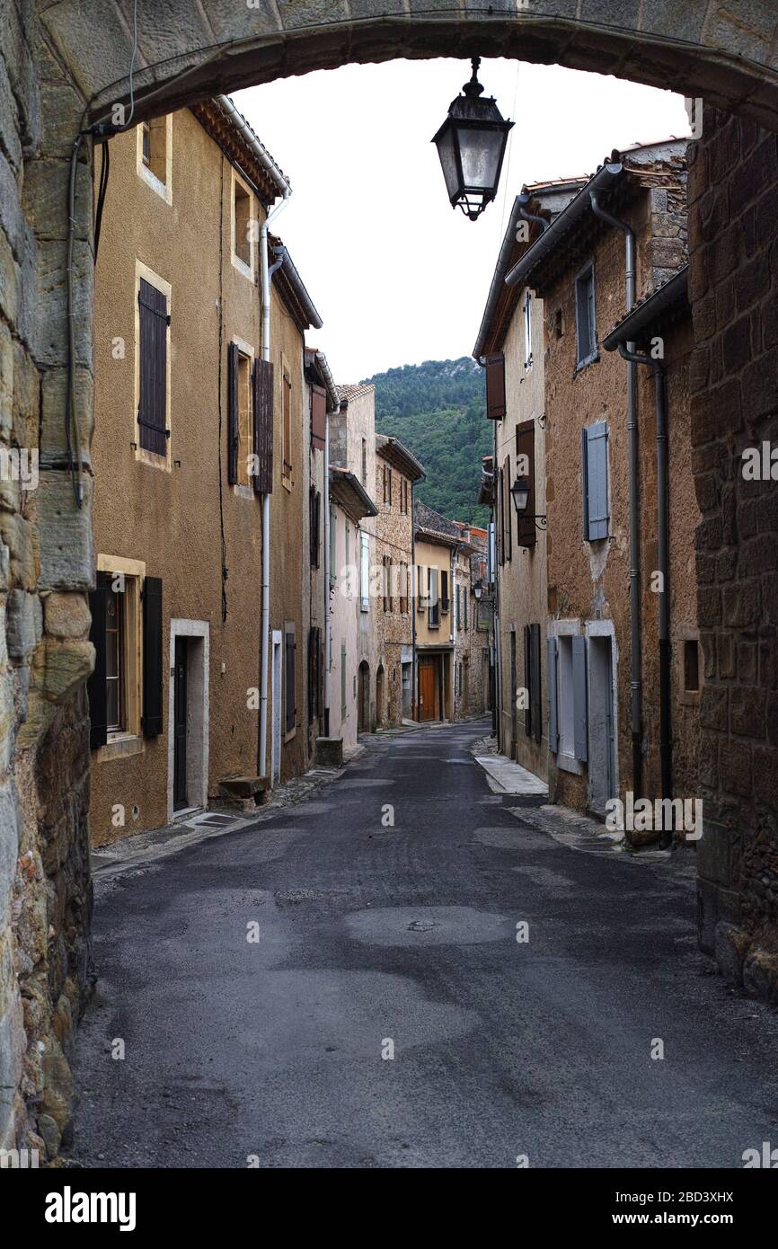 Enge Gassen des historischen Dorfes Alet-les-Bains, Frankreich Stockfoto