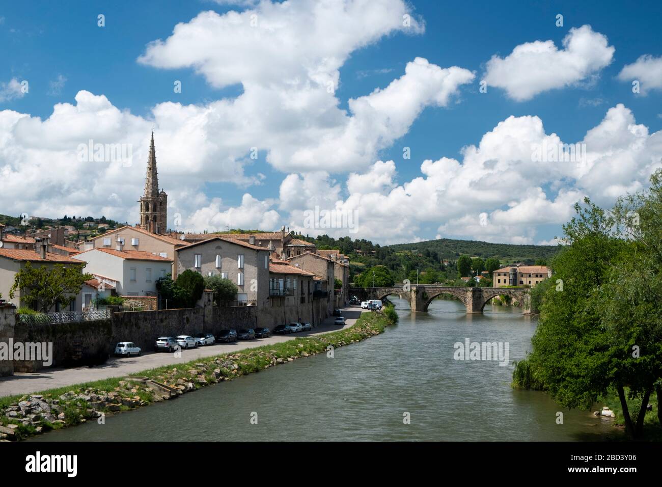 Blick auf Limoux France entlang der Aude Stockfoto